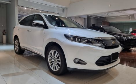 toyota-harrier-premium-panoramic-exterior-side-front